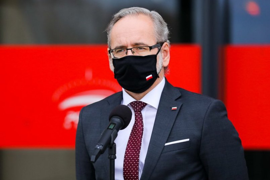 Mamy do czynienia z coraz mniejszymi liczbami zachorowań i powoli zbliżamy się do ścieżki stabilizacji - stwierdził minister zdrowia. Fot. Twitter/KPRM/Krystian Maj Minister Niedzielski przed Szpitalem Narodowym: gwałtowne wzrosty zakażeń stopniowo maleją