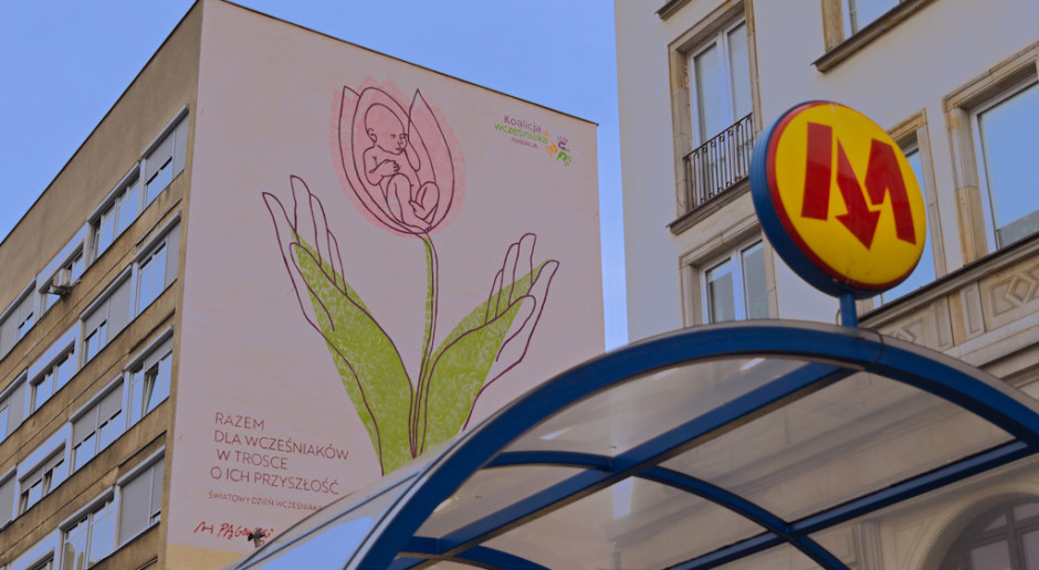 Mural Andrzeja Pągowskiego przy Metrze Politechnika w Warszawie Fot. materiały prasowe Światowy Dzień Wcześniaka w cieniu pandemii koronawirusa: stop rozłące z rodzicami