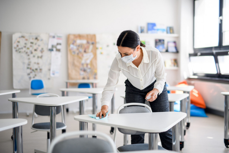 Przepisy dot. świetlic rodzą wiele niejasności Fot. Shutterstock Dzieci rodziców walczących z koronawirusem mogą liczyć w szkole na opiekę, ale nie naukę?