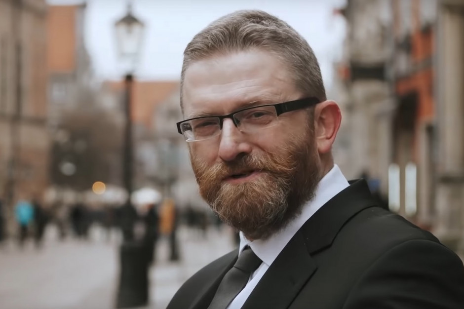 Poseł Grzegorz Braun; FOT. YouTube/Screen PTWP Sejm: poseł Braun został wykluczony z posiedzenia, bo odmawiał założenia maseczki
