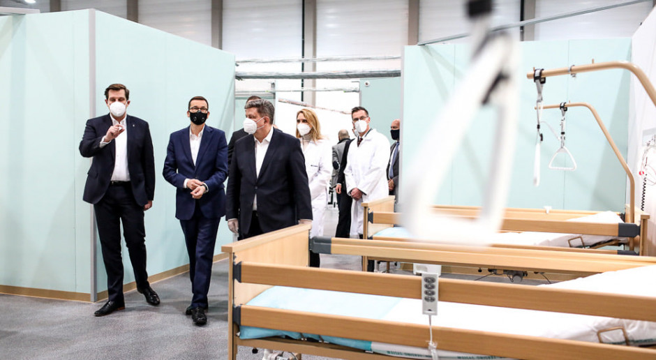 Łódź: premier wizytował gotowy już szpital rezerwowy w hali wystawienniczej