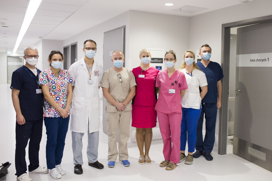 Zespół Kliniki Kardiochirurgii i Chirurgii Naczyniowej UCK przeprowadził operację przeszczepienia płuc u pacjentki, która przebyła zakażenie wirusem SARS-CoV-2. Fot. UCK w Gdańsku Gdańsk: w UCK przeszczepiono płuca w miejsce zniszczonych przez COVID-19