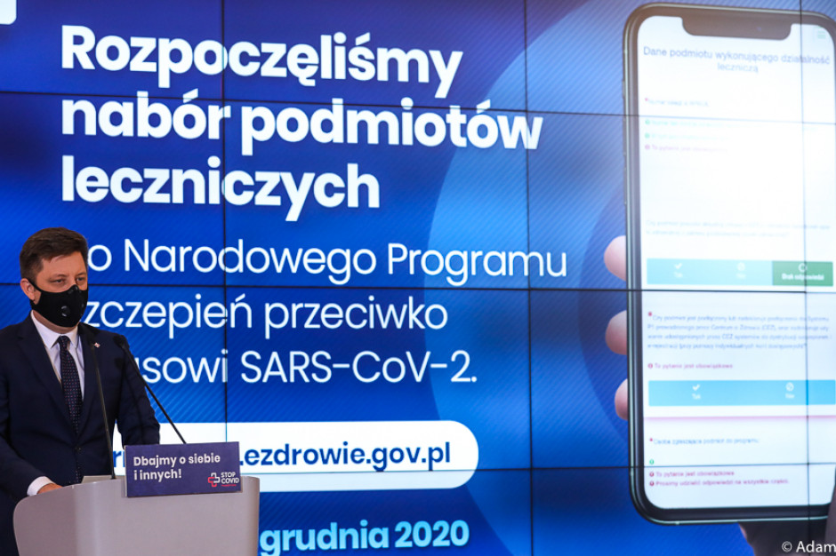 Szef KPRM Michał Dworczyk Fot. Twitter Dworczyk: od piątku rusza nabór podmiotów zainteresowanych udziałem w programie szczepień przeciwko COVID-19