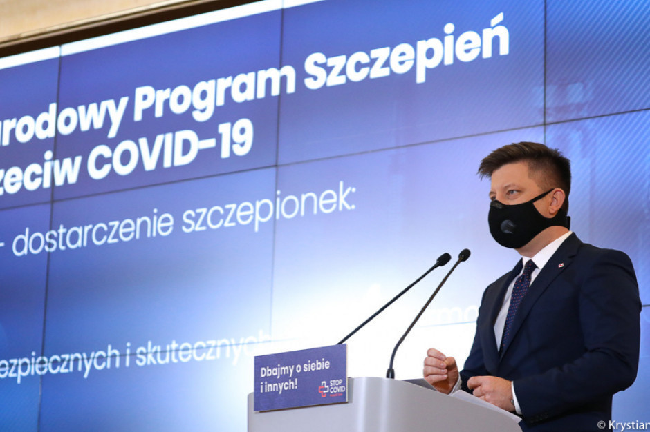 Szef KPRM Michał Dworczyk przedstawił projekt strategii realizacji narodowego programu szczepień przeciwko Covid-19. Fot. Krystian Maj/KPRM) Rząd przedstawił projekt strategii szczepień przeciwko Covid-19. Teraz konsultacje