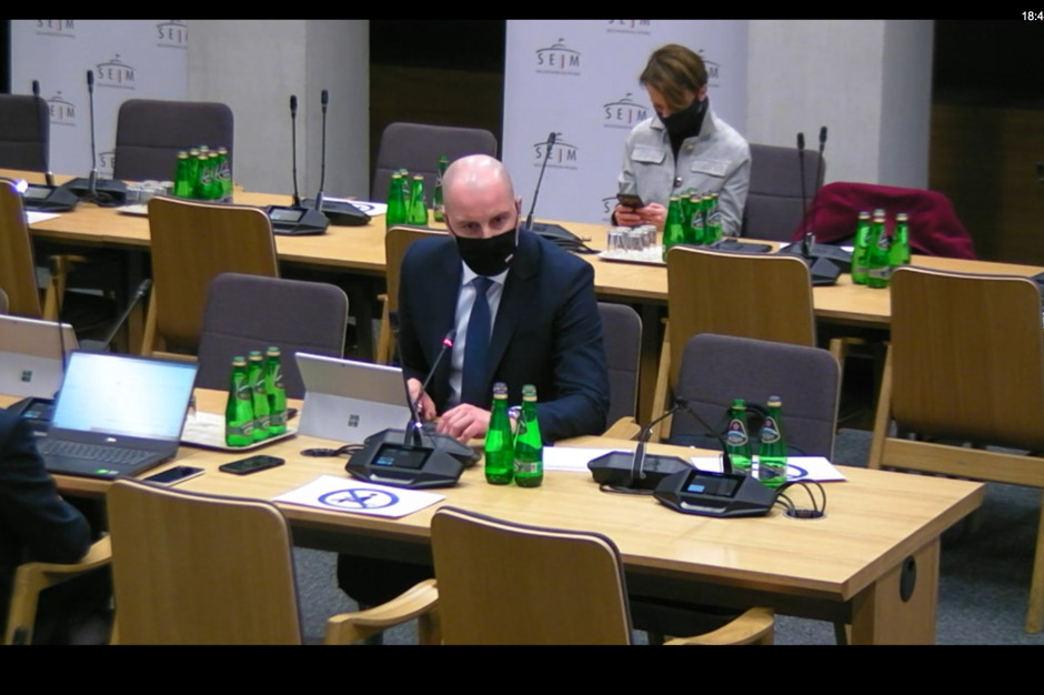 Wiceminister Slawomir Gadomski: - Podanie osocza może okazać się efektywne, ale gdy jest ono wykonywane u chorego z niepokojącym przebiegiem Covid-19 dostatecznie wcześnie, w 2 i 3 stadium choroby. Fot. screen/PTWP Wiceminister Gadomski: osocze ozdrowieńców nie jest lekiem ostatniej szansy, pomaga w niektórych przypadkach
