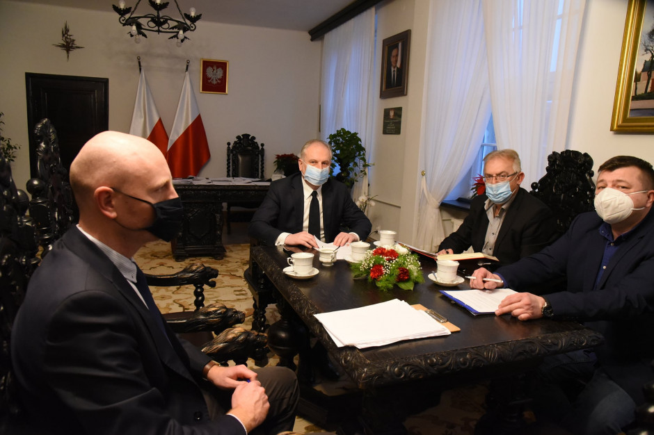 Wojewoda Pomorski Dariusz Drelich, Grzegorz Sut, dyrektor Szpitala MSWiA w Gdańsku (szpitala patronackiego), Marcin Iwankiewicz, dyrektor medyczny szpitala tymczasowego w Sopocie oraz Piotr Kobzdej, pełnomocnik wojewody ds. powstawania szpitala tymczasowego. Fot. Pomorski Urząd Wojewódzki/Fb Szpital tymczasowy w Sopocie będzie gotowy do 15 grudnia