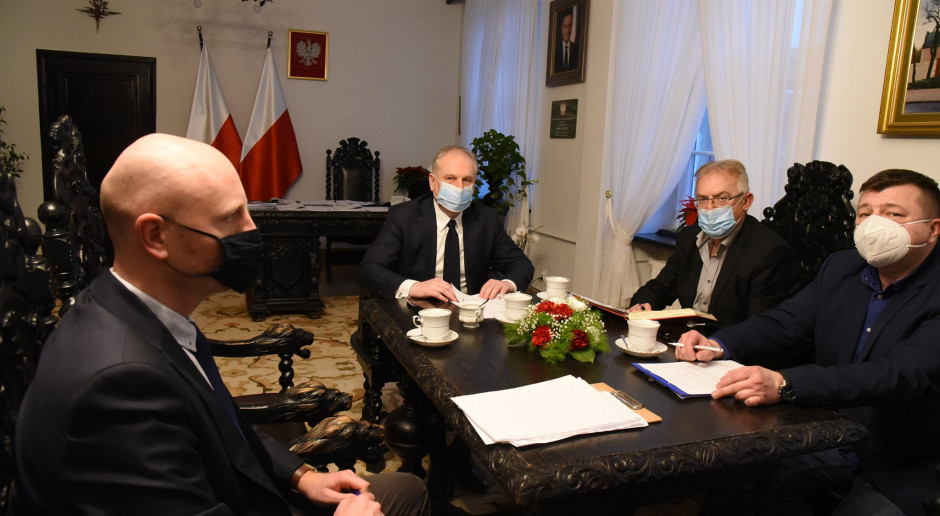 Wojewoda Pomorski Dariusz Drelich, Grzegorz Sut, dyrektor Szpitala MSWiA w Gdańsku (szpitala patronackiego), Marcin Iwankiewicz, dyrektor medyczny szpitala tymczasowego w Sopocie oraz Piotr Kobzdej, pełnomocnik wojewody ds. powstawania szpitala tymczasowego. Fot. Pomorski Urząd Wojewódzki/Fb Szpital tymczasowy w Sopocie będzie gotowy do 15 grudnia