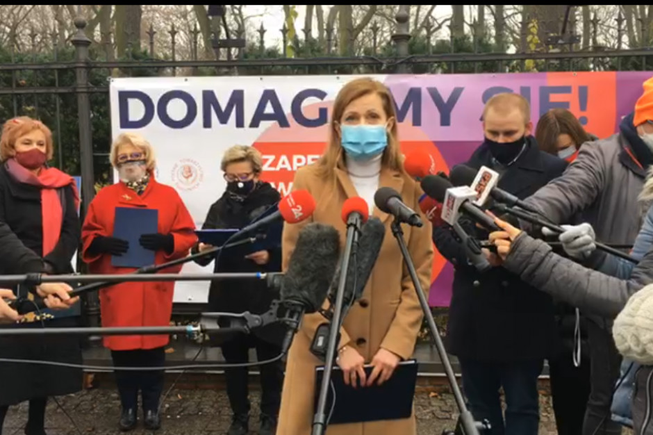 Apel został odczytany podczas konferencji prasowej pod KPRM Fot. FB Środowisko pielęgniarek i położnych apeluje do premiera Morawieckiego: oczekujemy pilnego spotkania