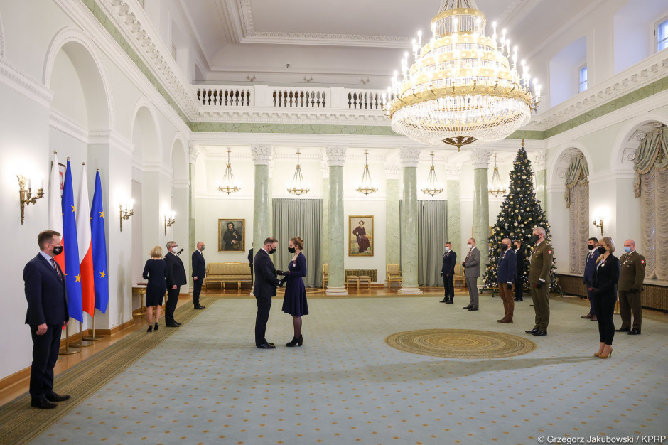 Prezydent Duda wręczył w Pałacu Prezydenckim odznaczenia kilkunastu medykom z Wojskowego Instytutu Medycznego i Polskiego Centrum Pomocy Międzynarodowej. Fot. Kancelaria Prezydenta/RP Prezydent do medyków misji w Lombardii: tam, skąd inni uciekali, państwo pojechaliście pomagać
