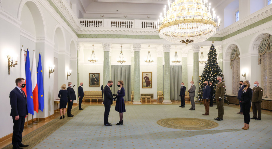 Prezydent Duda wręczył w Pałacu Prezydenckim odznaczenia kilkunastu medykom z Wojskowego Instytutu Medycznego i Polskiego Centrum Pomocy Międzynarodowej. Fot. Kancelaria Prezydenta/RP Prezydent do medyków misji w Lombardii: tam, skąd inni uciekali, państwo pojechaliście pomagać