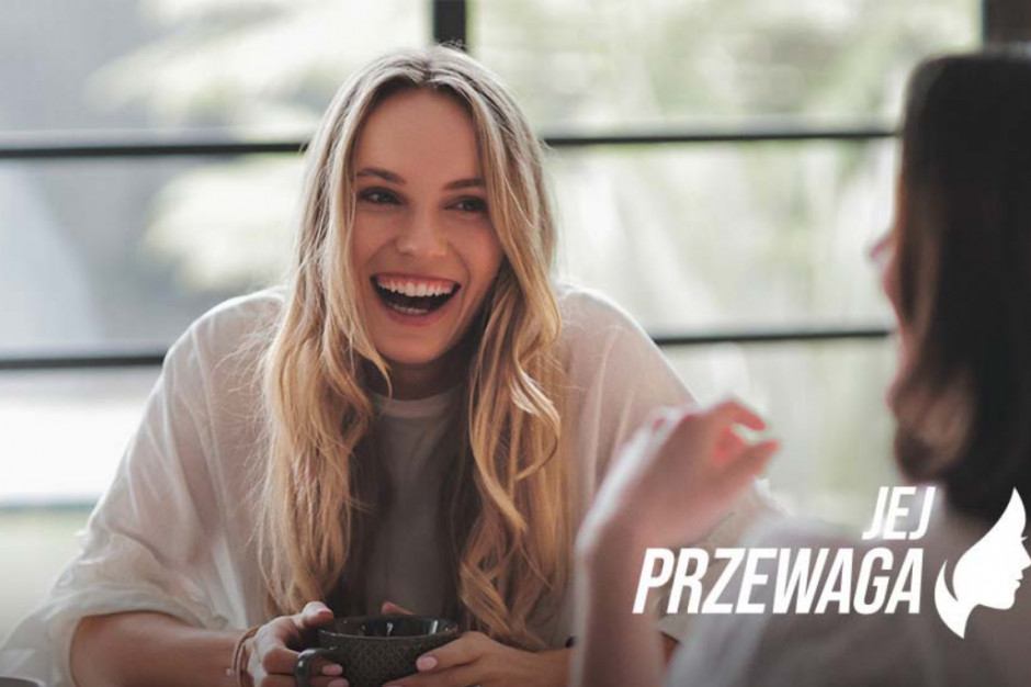 Poprzez udział w kampanii Caroline Wozniacki chce pokazać kobietom, że ich choroba nie musi przekreślać szans na aktywne życie i na spełnienie swoich marzeń. Fot. Kampania Jej Przewaga Młodzi ludzie wciąż bagatelizują objawy zapalnych chorób stawów - stąd kampania