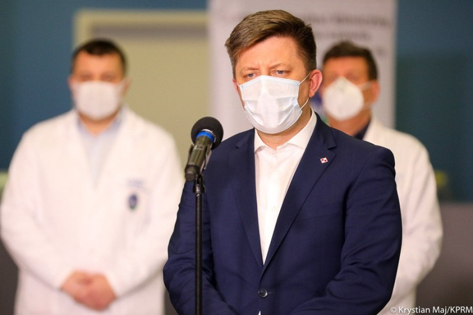 Michał Dworczyk zapowiedział, że Polska do końca grudnia otrzyma 300 tys. szczepionek przeciwko koronawirusowi SARS-CoV2. Fot. Twitter/Kancelaria Premiera Dworczyk: za chwilę pojawią się kolejne szczepionki; wtedy będziemy mogli szczepić szybciej i więcej