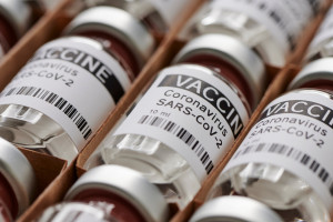 Francja: rusza fabryka pakowania szczepionek, przyspieszą dostawy dla UE