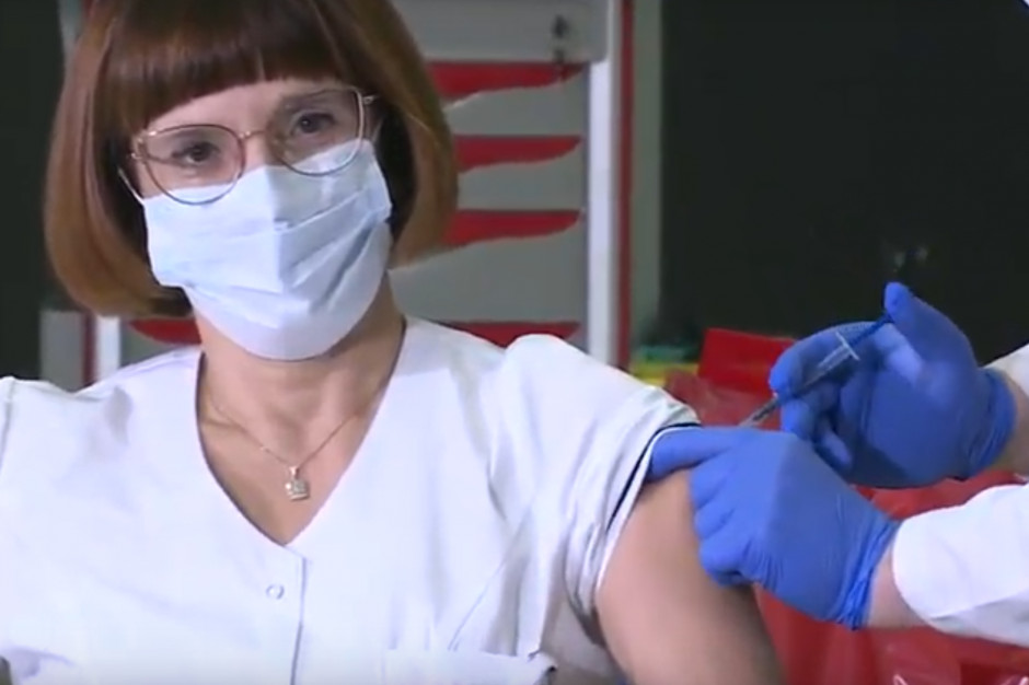 Pierwsze szczepienie przeciw COVID-19 wykonano prawidłowo - przekazano w oświadczeniu wydanym w czwartek przez Centralny Szpital Kliniczny MSWiA. Fot. Screen/PTWP CSK MSWiA: pierwsze szczepienie przeciw COVID-19 wykonano prawidłowo