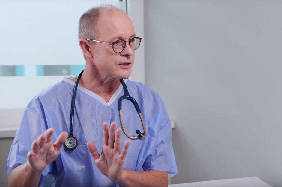 Prof. Jarosław Drożdż z CSK UM w Łodzi w jednym z filmów edukacyjnych w ramach projektu "Pacjent w badaniach klinicznych"; FOT. Screen/PTWP ABM rusza z projektem "Pacjent w badaniach klinicznych". Jest już cykl filmów edukacyjnych