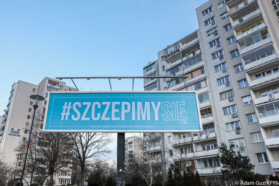 W kampanii informacyjnej będą wykorzystywane również specjalna strona internetowa i bezpłatna infolinia. Fot. Centrum Informacyjne Rządu/Twitter W całej Polsce zawiśnie kilkaset billboardów z hasłem #SzczepimySię