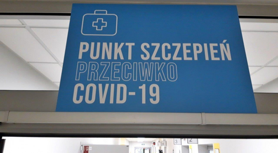 Warszawa: punkty szczepień bez szczepionek, odwołane wizyty seniorów