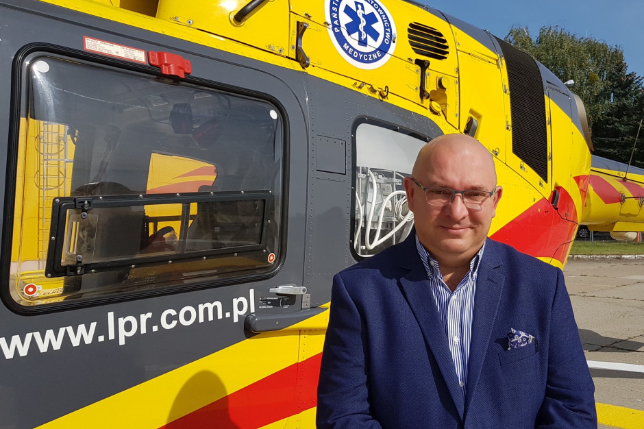prof. Robert Gałązkowski, dyrektor LPR: - Piloci wykonują lądowania na drogach, autostradach, przy blokach mieszkalnych, gospodarstwach rolnych, co wymaga opanowania specyficznych umiejętności. Fot. LPR LPR zatrudnia 120 pilotów. To też pracownicy służby zdrowia