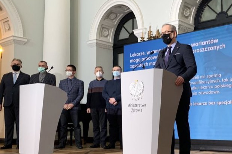 Pięciu lekarzy z Białorusi i Ukrainy otrzymało z rąk ministra Niedzielskiego dokument poświadczający prawo do wykonywania zawodu lekarza w Polsce; FOT. Tiwtter/MZ Mimo uproszczonych przepisów na razie lekarze spoza Unii nie ruszyli tłumnie do pracy w Polsce