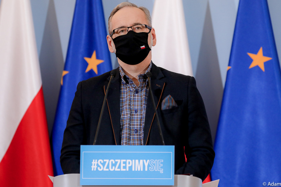 Muszę korzystać oficjalnie z aplikacji kwarantanna domowa, codziennie o wyznaczonej porze robić zdjęcie i przesyłać do systemu - mówił Adam Niedzielski. Fot. Twitter/MZ Niedzielski 7. dobę w izolacji. Codziennie robi "selfie"