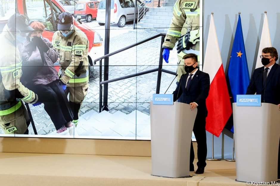 MZ i NFZ uwolniły się od odpowiedzialności za organizację transportu osób, które nie mogą dotrzeć do punktu szczepień i którym nie może pomóc rodzina, przerzucając ją na jednostki samorządu terytorialnego. Fot. Kancelaria Premiera/Twitter Szczepienie obłożnie chorych i transport osób niemobilnych - jak rząd sobie z tym poradzi