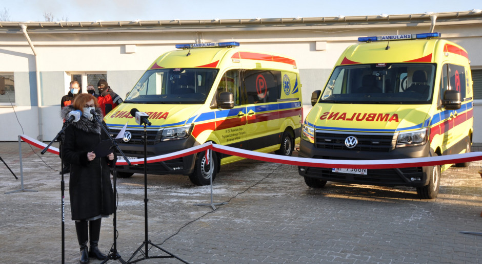 Pogotowie w Płocku dostało nowe, żółte specjalistyczne ambulanse – dlaczego w tym kolorze?