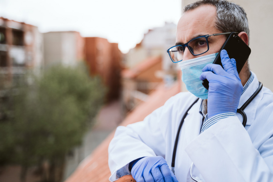 Decyzją wojewody mazowieckiego, urząd wojewódzki wspiera rekrutację kadry medycznej do szpitali tymczasowych. Fot. Shutterstock Policja puka do drzwi stołecznych lekarzy. Potrzebna kadra dla Szpitala Południowego
