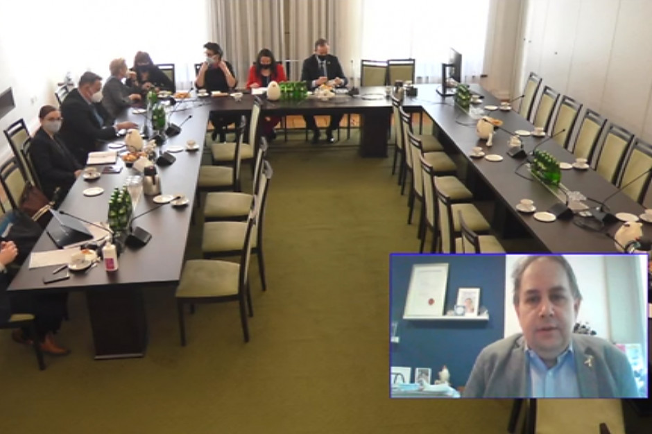 Raczej idziemy w kierunku wszczepiania rodziców - wskazywali eksperci Fot. screen Eksperci o szczepieniach covidowych chorych dzieci: na razie - strategia kokonowa