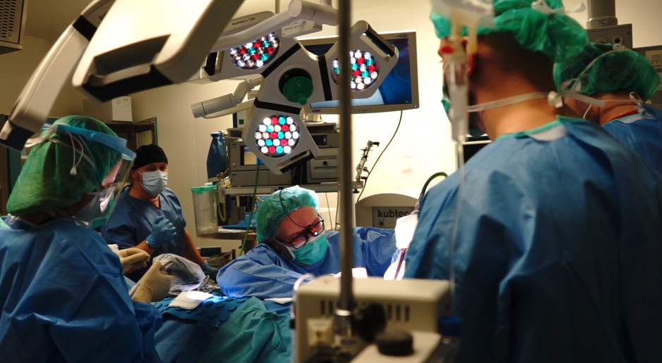 Łódź: lekarze ze szpitala Kopernika usunęli obrzęk nogi nowatorską metodą