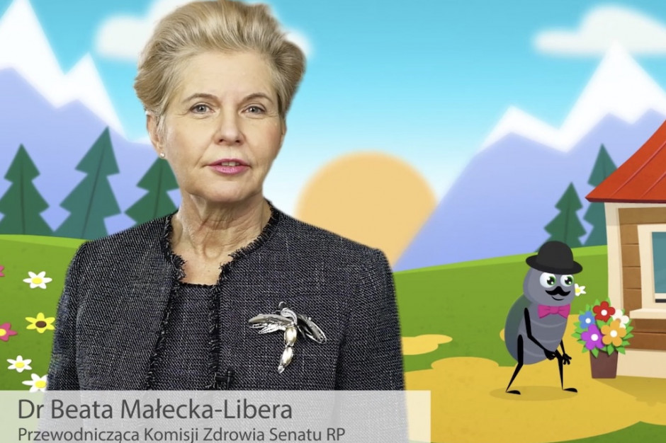 Senator Beata Małecka-Libera w spocie promującym szczepienia przeciwki COVID-19; FOT. Screen PTWP Do biedronki przyszedł żuk, czyli spot z senatorami promującymi szczepienia