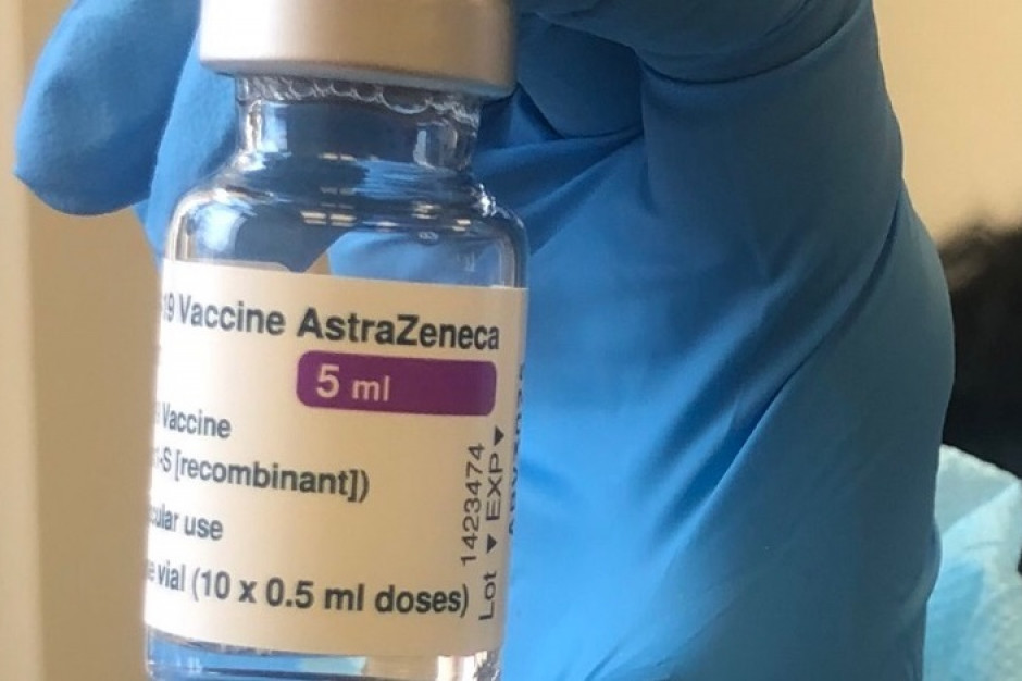 Eksperci przypomnieli, że szczepionka AstryZeneki charakteryzuje się ok. 60-proc. skutecznością w zakresie ochrony przed objawowym zakażeniem koronawirusem. Fot. Małopolski NFZ/Twitter Naukowcy PAN: ostrożnie z opiniami o szczepionce firmy AstraZeneca