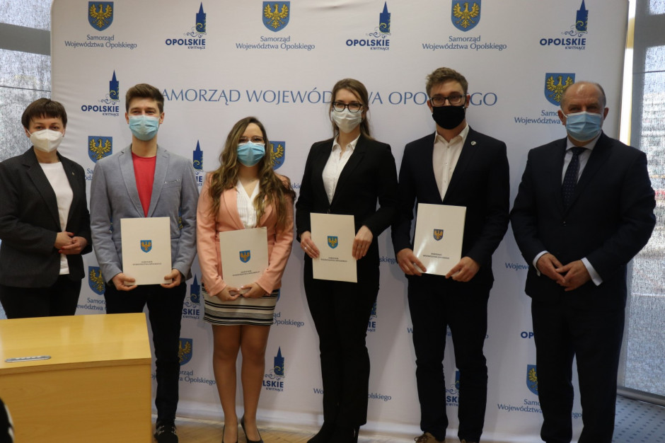 31 studentów z uczelni medycznych z całego kraju otrzymało stypendia Marszałka Województwa Opolskiego. Fot. Urząd Marszałkowski Województwa Opolskiego Opolskie: stypendia dla studentów medycyny od marszałka województwa