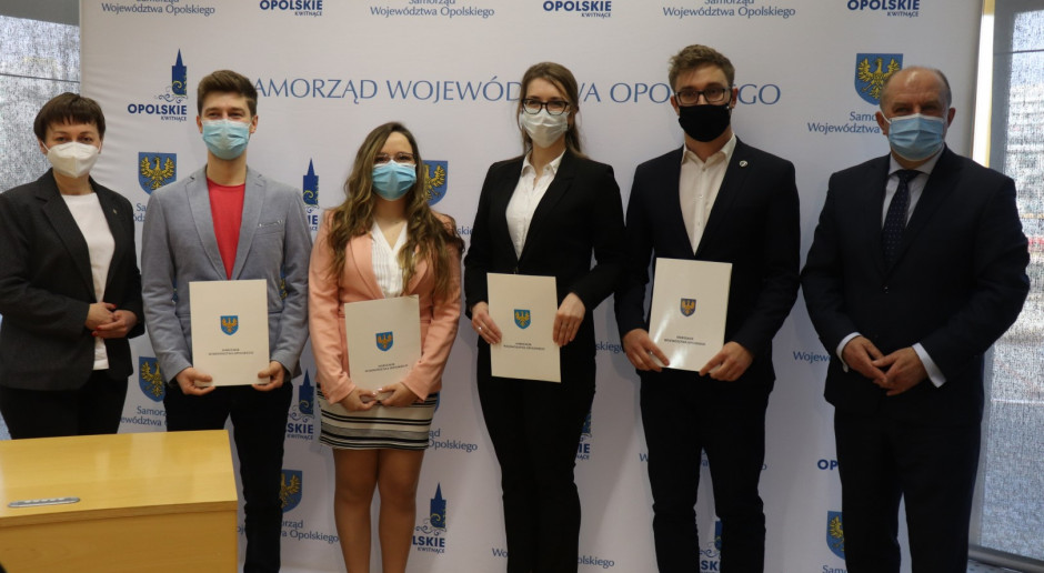 31 studentów z uczelni medycznych z całego kraju otrzymało stypendia Marszałka Województwa Opolskiego. Fot. Urząd Marszałkowski Województwa Opolskiego Opolskie: stypendia dla studentów medycyny od marszałka województwa