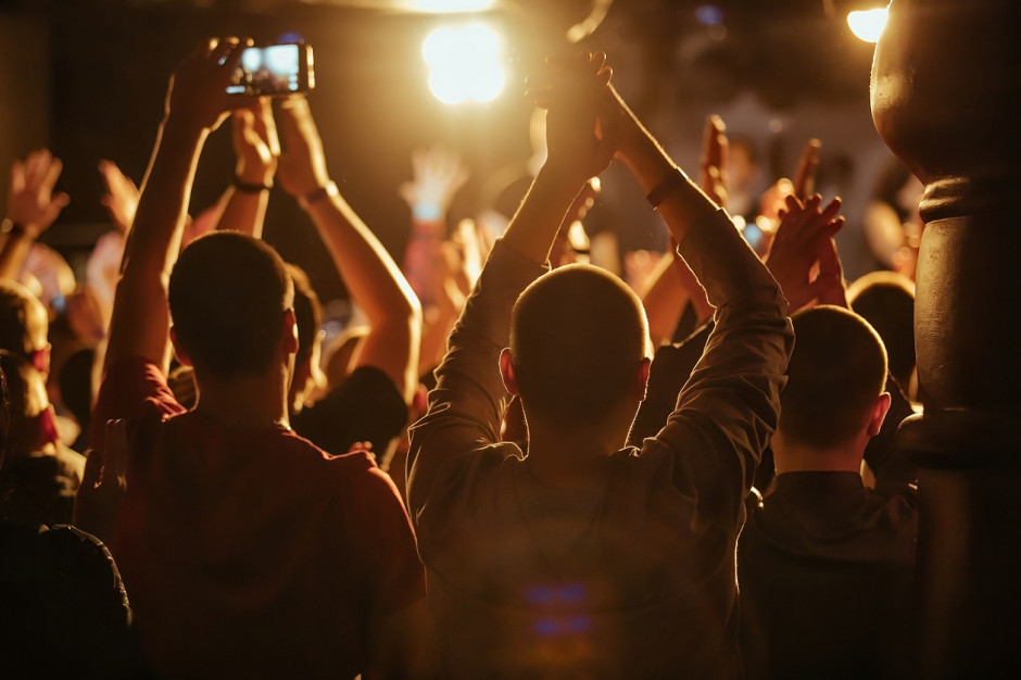 Każdego dnia mimo obostrzeń przybywa w Polsce otwieranych lokali. Fot. Shutterstock Surferzy Trzeciej Fali zapraszają na imprezy. ''Krupówki'' - to się dzieje cały czas