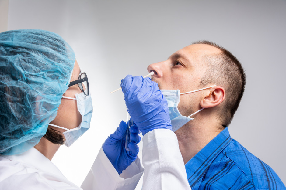 Rok pandemii pod względem testów niewiele nas nauczył. FOT. Shutterstock Wkrótce nie testy i szczepionki będą problemem, ale brak tych, którzy mają nas szczepić
