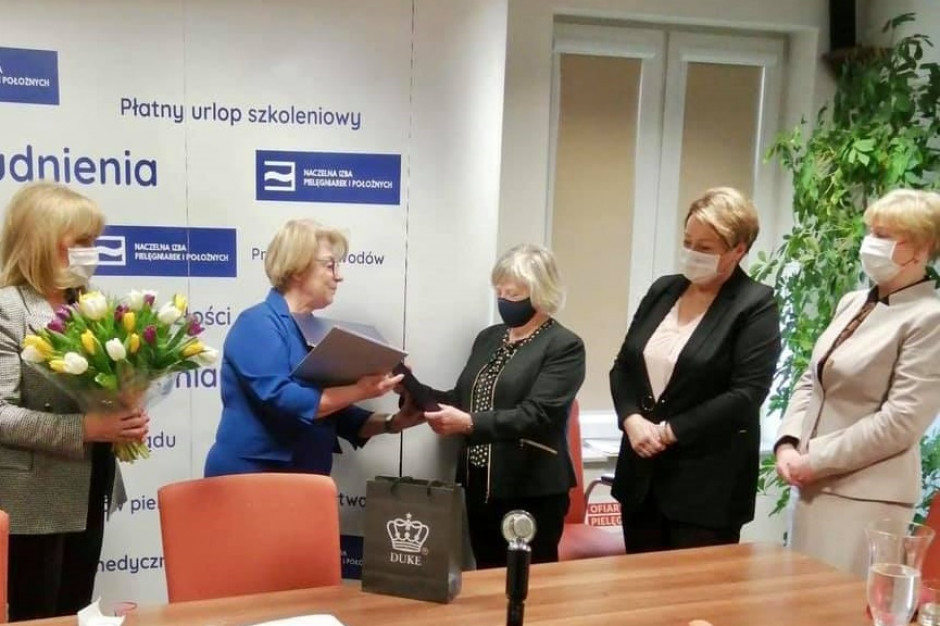 Prof. Maria Kózka przyjmuje gratulacje z rąk Zofii Małas, prezes Naczelnej Izby Pielęgniarek i Położnych. Fot. NIPiP/Facebook NIPiP gratuluje kolejnej pielęgniarce z tytułem profesora