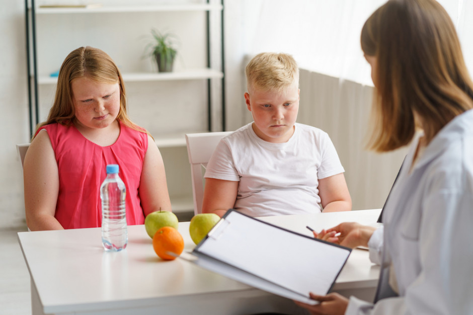 Problem otyłości dotyczy coraz młodszych dzieci; FOT. Shutterstock Problem otyłości urósł już tak bardzo, że wymaga prowadzenia polityki żywieniowej?