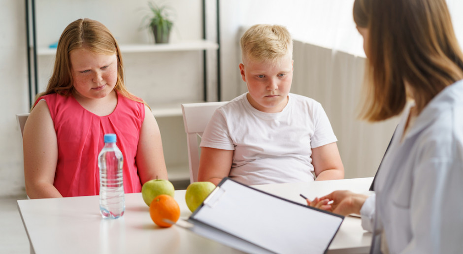 Problem otyłości dotyczy coraz młodszych dzieci; FOT. Shutterstock Problem otyłości urósł już tak bardzo, że wymaga prowadzenia polityki żywieniowej?