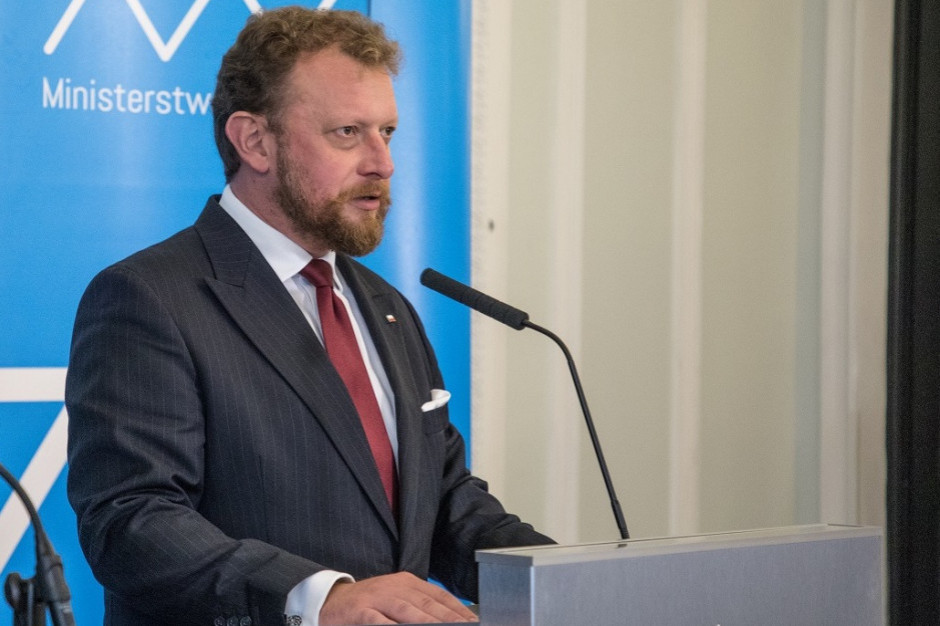 Łukasz Szumowski: - Nie mamy w tej chwili informacji, żeby u kogoś był stan zagrożenia życia. Fot. Twitter/MZ Rok z pandemią. Szumowski uspokajająco: "to pokazuje skalę, na ile ten wirus zaraża"