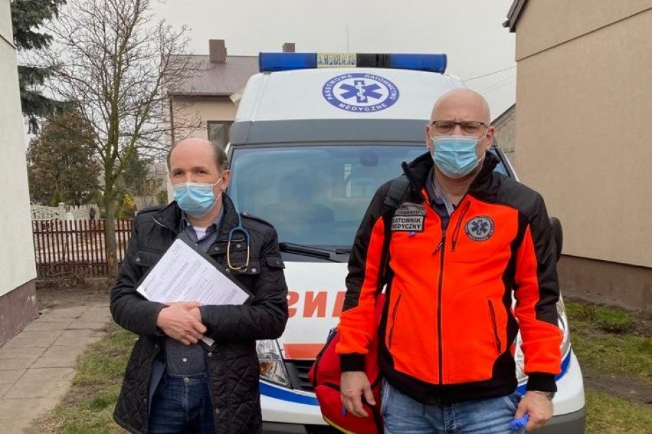 Jeden z wyjazdowych punktów szczepień w Łódzkiem tworzą lekarz i ratownik ze szpital w Sieradzu. Zaszczepili już 60 obłożnie chorych pacjentów w ich domach. Fot. Anna Leder/Twitter Wyjazdowe punkty szczepień przeciw Covid-19 docierają do obłożnie chorych