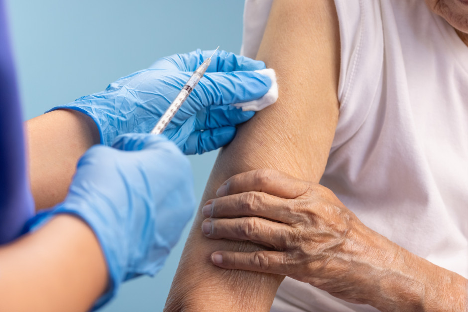 Punkty szczepień od 25 marca tylko 100 km od miejsca zamieszkania. FOT. Shutterstock Koniec z "biurokratycznym absurdem". Seniorzy zaszczepią się bliżej domu