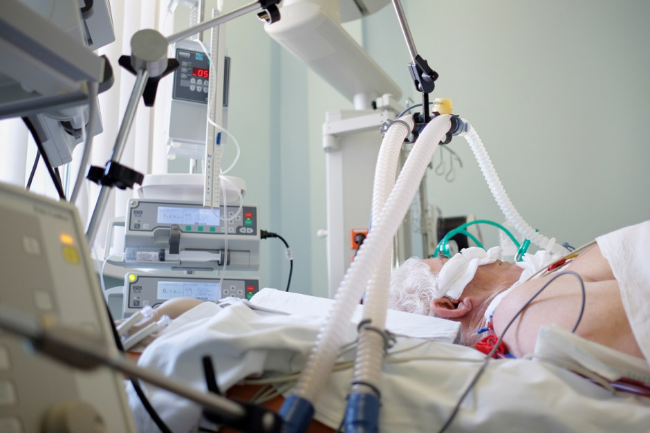 Ponownie rośnie obciążenie służby zdrowia spowodowane pandemią Fot. Shutterstock Duży wzrost liczby zakażeń, a wraz z nim coraz więcej zajętych łóżek i respiratorów