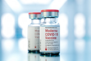 Moderna: trzecia dawka naszej szczepionki wzmacnia odporność na warianty z Brazylii i RPA