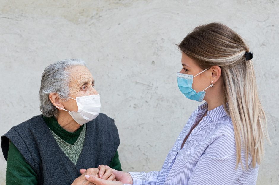 Mimo że pensjonariusze i personel DPS-ów został zaszczepiony, nadal są one zamknięte. FOT. Shutterstock Szczepienia w DPS-ach nie uwalniają od samotności ich pensjonariuszy