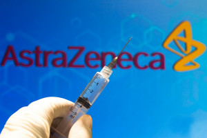 Szczepionka AstraZeneca pozostaje. Na szczepienia rejestrować się mogą 67- i 68-latkowie