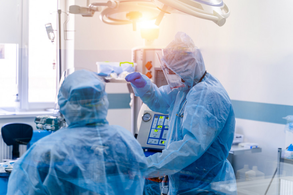 Lekarze alarmują, że liczba hospitalizacji osób zakażonych koronawirusem rośnie; Fot. Shutterstock W Krakowie zaczyna brakować miejsc na intensywnej terapii. To będzie najtrudniejszy tydzień?