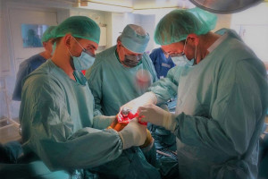 WUM stawia na nowatorskie zabiegi ortopedyczne: "nie boimy się trudnych chorych"