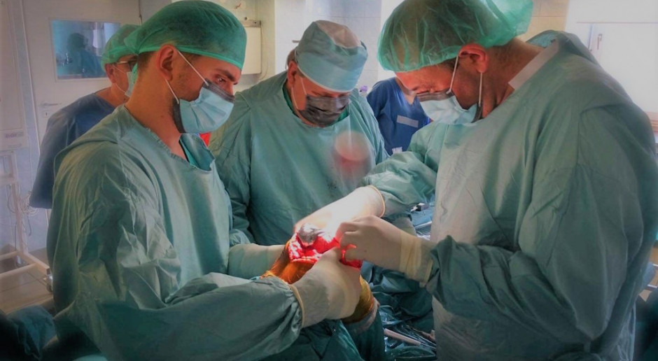 Nowatorskie zabiegi ortopedyczne w klinikach WUM: "operujemy w trudnych przypadkach"