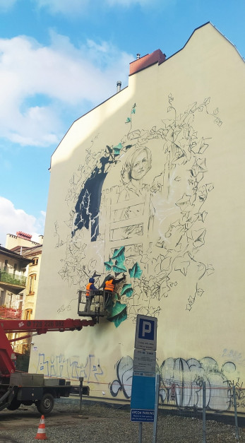 Mural przedstawiający Krystynę Bochenek powstaje w centrum Katowic
