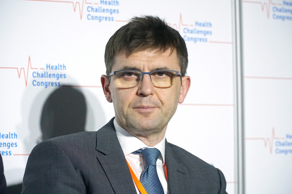 Prof. Ernest Kuchar: rzadkie skutki uboczne szczepionki AstraZeneca nie ujmuje korzyści jej podawania. Fot. Arch. PTWP Prof. Kuchar o szczepionce AstraZeneca na COVID-19: informacja EMA nic nie zmienia